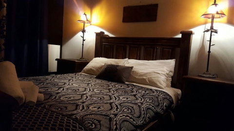 Oak & Barrel / 7 Twynam Street - Accommodation Perth 1