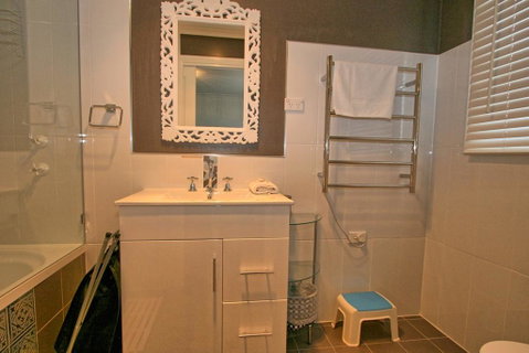 Oak & Barrel / 7 Twynam Street - Accommodation Perth 3