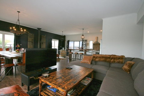 Oak & Barrel / 7 Twynam Street - Accommodation Perth 0