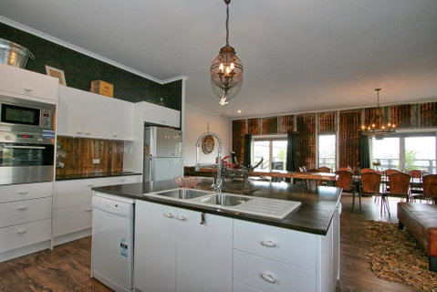 Oak & Barrel / 7 Twynam Street - Accommodation Perth 2