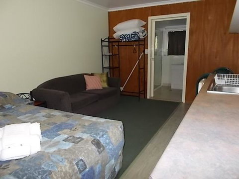 Oakridge Motel Tourist Park - Accommodation Perth 0