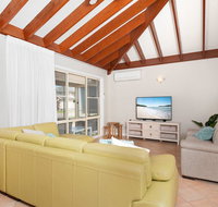Occy's  Fingal Bay - Accommodation Perth