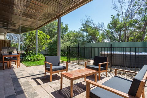Ocean Breeze Retreat - With Spa And Space - Accommodation Perth 3