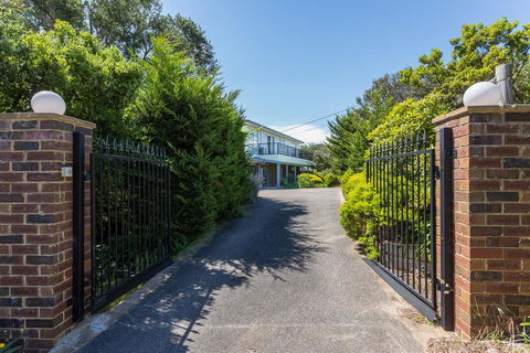 Ocean Breeze Retreat - With Spa And Space - Accommodation Perth 1