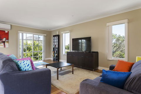Ocean Breeze Retreat - With Spa And Space - Accommodation Perth 2