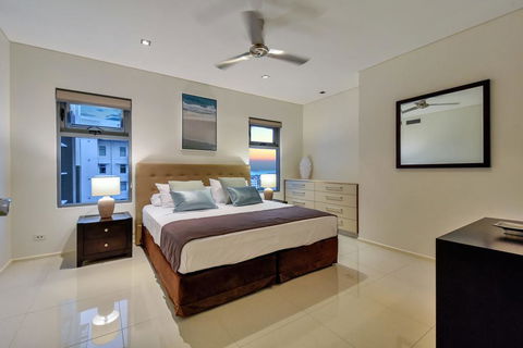 Oceana Darwin Central Oceanfront 3 Bedroom 2 Lounge Room Pool Gym Tennis Court Sleeps 9 - Perth Resorts 1