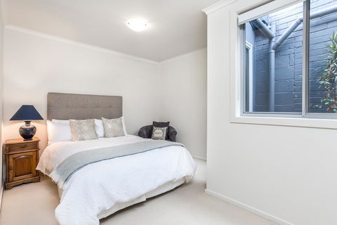 Paris On Maroondah - Accommodation Perth 2