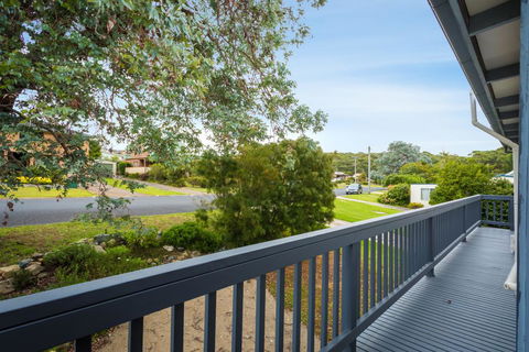 Pet-friendly Beach House @ Kianga - Accommodation Perth 3