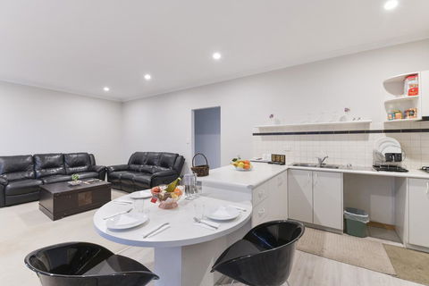 Platinum Motel - Perth Resorts 3