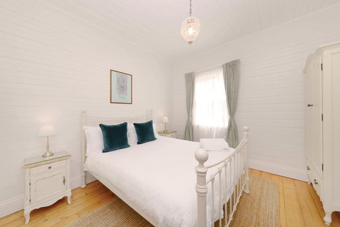 Poet's Cottage - Fireplace, Close To Treks - Accommodation Perth 3