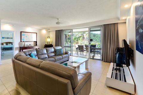POINCIANA 101 HAMILTON ISLAND CENTRALLY LOCATED 3 BEDROOM, Plus BUGGY!! - Accommodation Perth 2