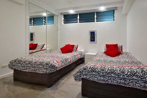 POINCIANA 101 HAMILTON ISLAND CENTRALLY LOCATED 3 BEDROOM, Plus BUGGY!! - Accommodation Perth 1