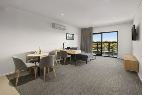 Quality Hotel Lakeside - Perth Resorts 3