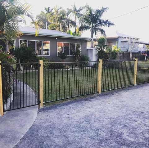 QUIRKY QUEENSLANDER 6 BEDROOM HOME - Perth Resorts 0