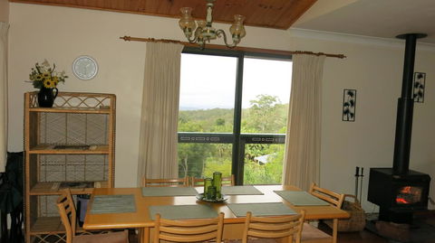 Ravensbourne Escape - Cedar Lodge - Accommodation Perth 2