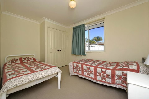 Reef Close, 1/2 - Accommodation Perth 2