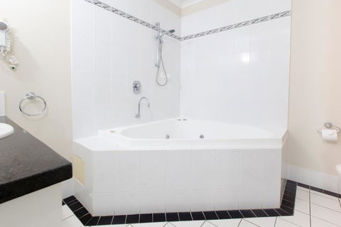 REGAL 32 APARTMENT - SPA BATH - Macrossan St - Perth Resorts 2