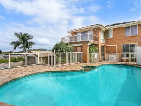 Relax And Chillax At Happi Dayz Retreat - Perth Resorts 0