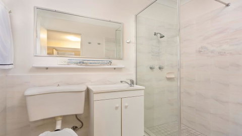 Renas Court Unit 1 - Little Street Lakefront! - Accommodation Perth 3