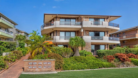 Renas Court Unit 1 - Little Street Lakefront! - Accommodation Perth 0
