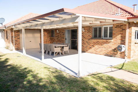 Roselawn Entertainer Large & Luxurious, Sleeps 12 - Perth Resorts 1