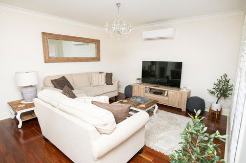 Roselawn Entertainer Large & Luxurious, Sleeps 12 - Perth Resorts 0