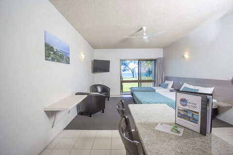 Sarina Beach Motel - Perth Resorts 3