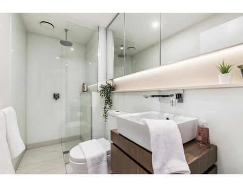 Shop Til You Drop At Sleek Unit In Hip Area - Accommodation Perth 3