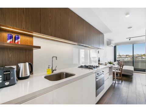 Shop Til You Drop At Sleek Unit In Hip Area - Accommodation Perth 2