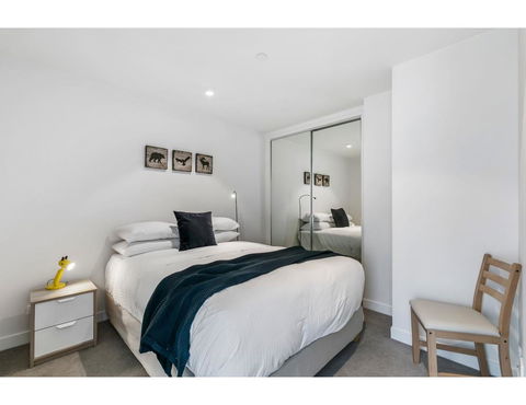 Shop Til You Drop At Sleek Unit In Hip Area - Accommodation Perth 1