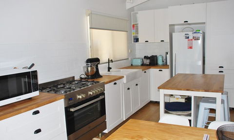 SHORE BEATS WORK - INVERLOCH - Accommodation Perth 1