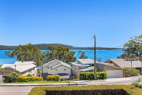 Soldiers Point Spectacular - Accommodation Perth 0