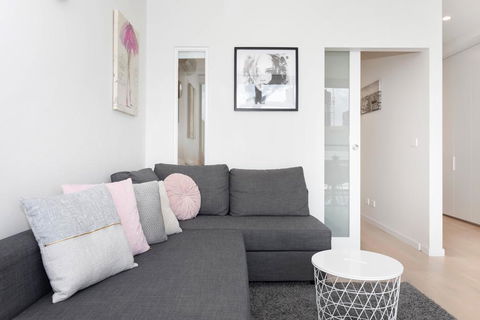 South Yarra City View Apartment With Car Park, Amazon Alexa, Spotify, Netflix, And WiFi - Accommodation Perth 3