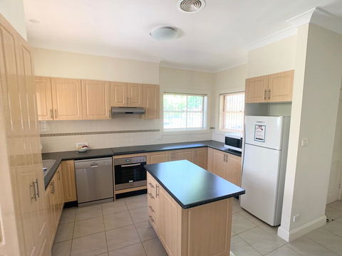 Spacious 2 Bed, 2 Bath Villa - Central Location - Quiet - Accommodation Perth 1