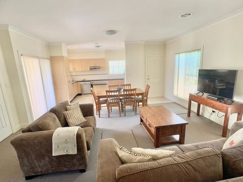Spacious 2 Bed, 2 Bath Villa - Central Location - Quiet - Accommodation Perth 0