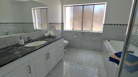 Spacious 2 Bedroom Unit, Private Bath, Kitchen, RV Parking On 5 Acres, 10 Min To Fraser Island Barge - Accommodation Perth 2