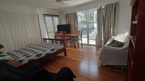 Spacious 2 Bedroom Unit, Private Bath, Kitchen, RV Parking On 5 Acres, 10 Min To Fraser Island Barge - Accommodation Perth 3
