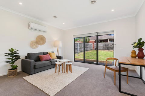 Spacious 4-Bed House With Parking And Backyard - Accommodation Perth 3