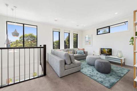 Spacious 4-Bed House With Parking And Backyard - Accommodation Perth 0