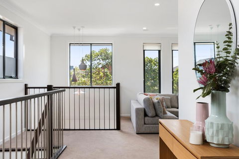 Spacious 4-Bed House With Parking And Backyard - Accommodation Perth 1