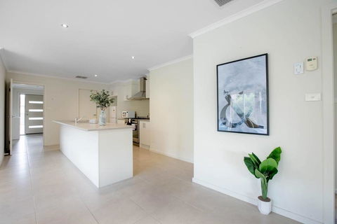 Spacious Lovely 5Beds Home@Point Cook - Accommodation Perth 3