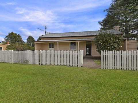 Station Masters Cottage - Classic Quaint & Nostalgia - Accommodation Perth 0