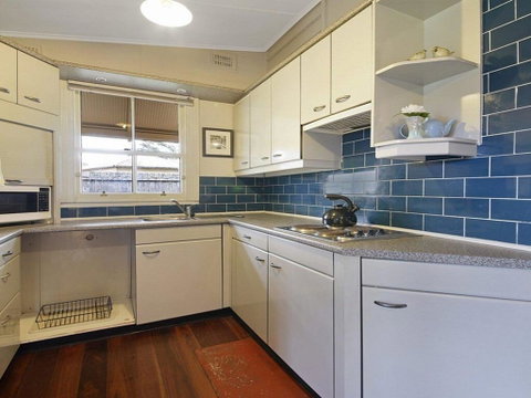Station Masters Cottage - Classic Quaint & Nostalgia - Accommodation Perth 1