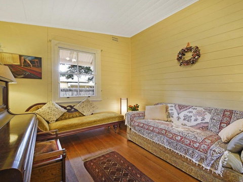 Station Masters Cottage - Classic Quaint & Nostalgia - Accommodation Perth 2