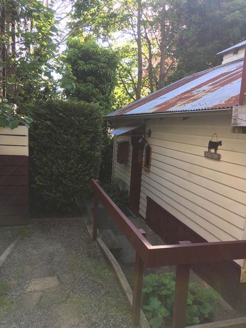 Stone's Throw Cottage Bed And Breakfast - Accommodation Perth 3