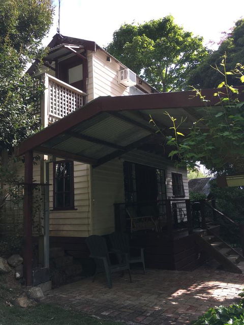 Stone's Throw Cottage Bed And Breakfast - Accommodation Perth 2