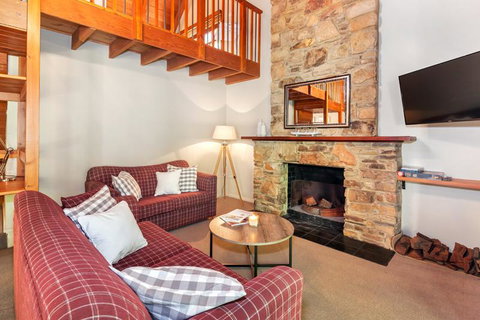 Stonehenge Retreat - Accommodation Perth 3