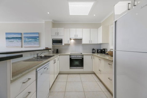 Stunning Top Floor Sunshine Beach Getaway! Unit 7 Vista Pacific 12 Bryan Street - Accommodation Perth 3