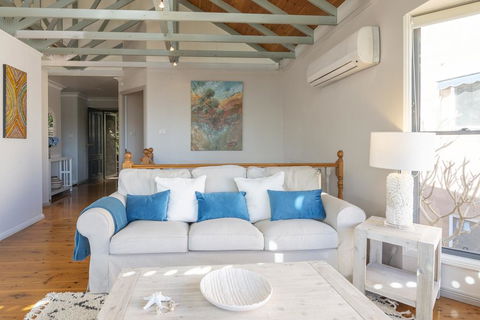 STUNNING WATERFRONT ESCAPE AT DALEYS POINT - Accommodation Perth 3