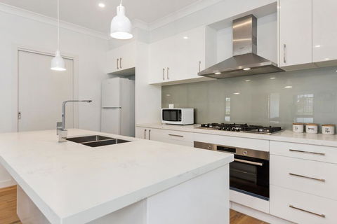 Style, Comfort And Convenience - Accommodation Perth 2